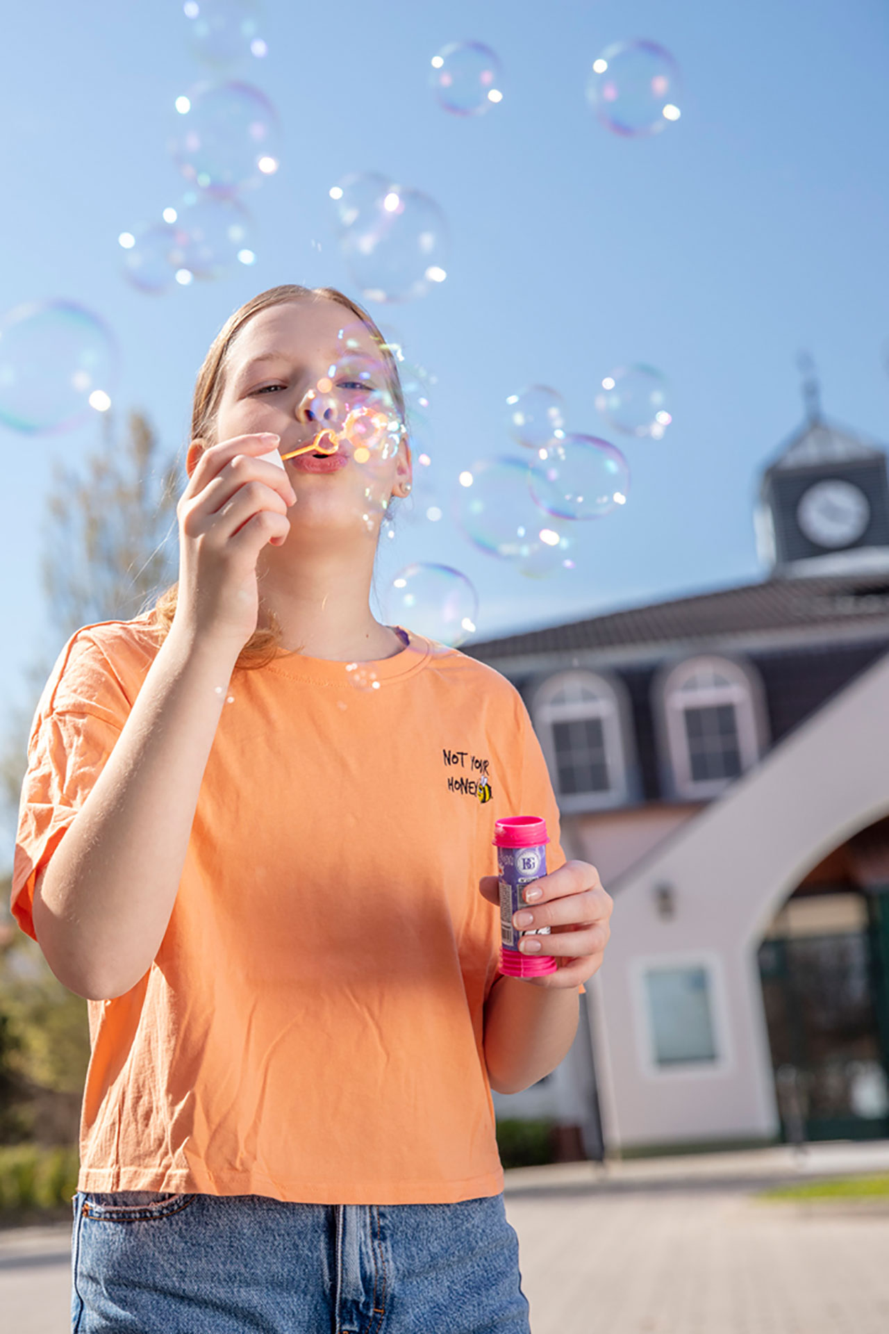 Mädchen macht Seifenblasen vor dem BEECH Resort Fleesensee