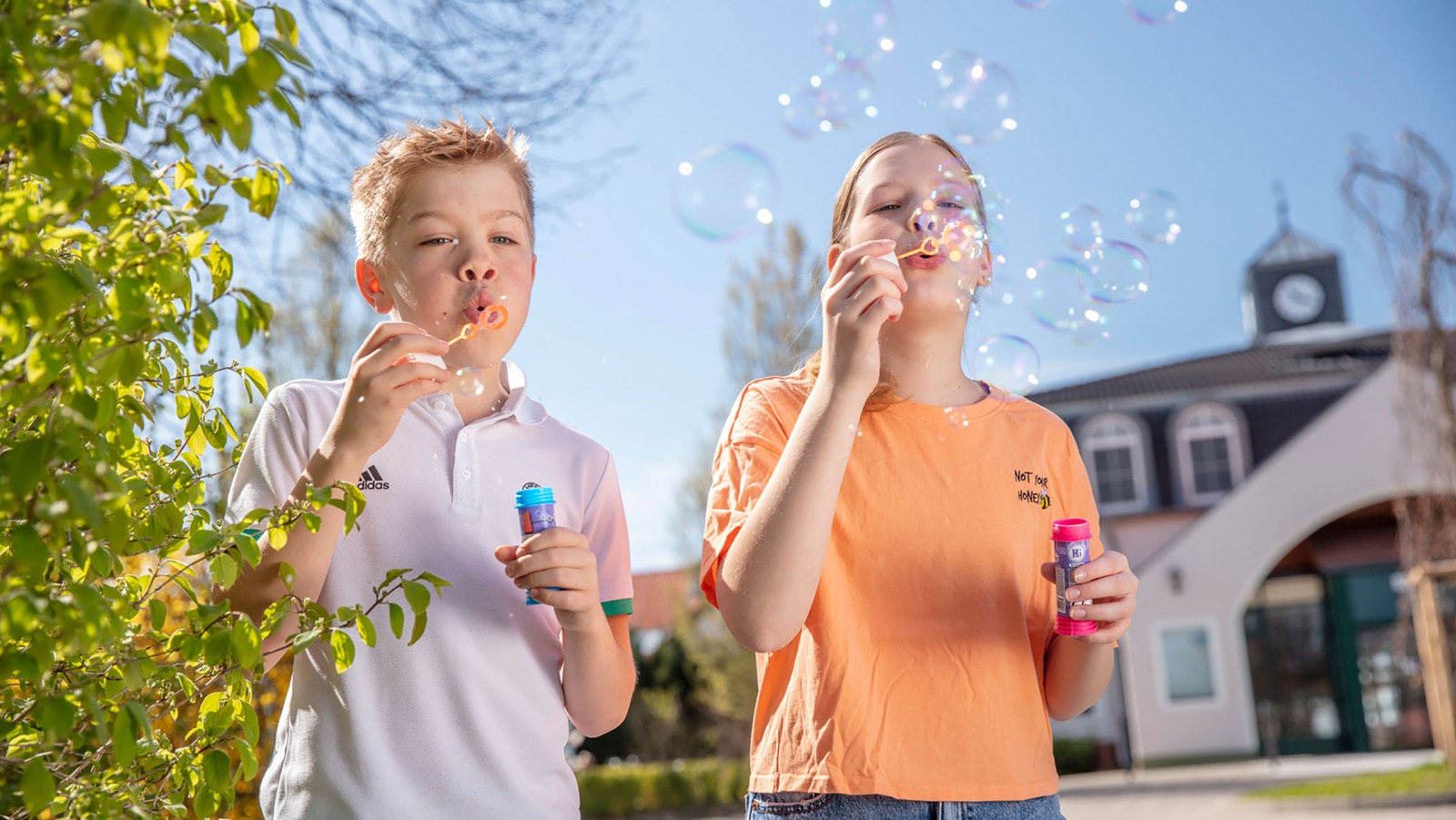 Kinder machen Seifenblasen vor dem BEECH Resort Fleesensee