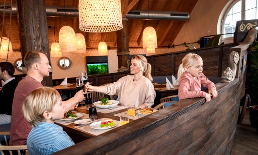 Familie in einem gemütlichen Restaurant in Mecklenburg-Vorpommern