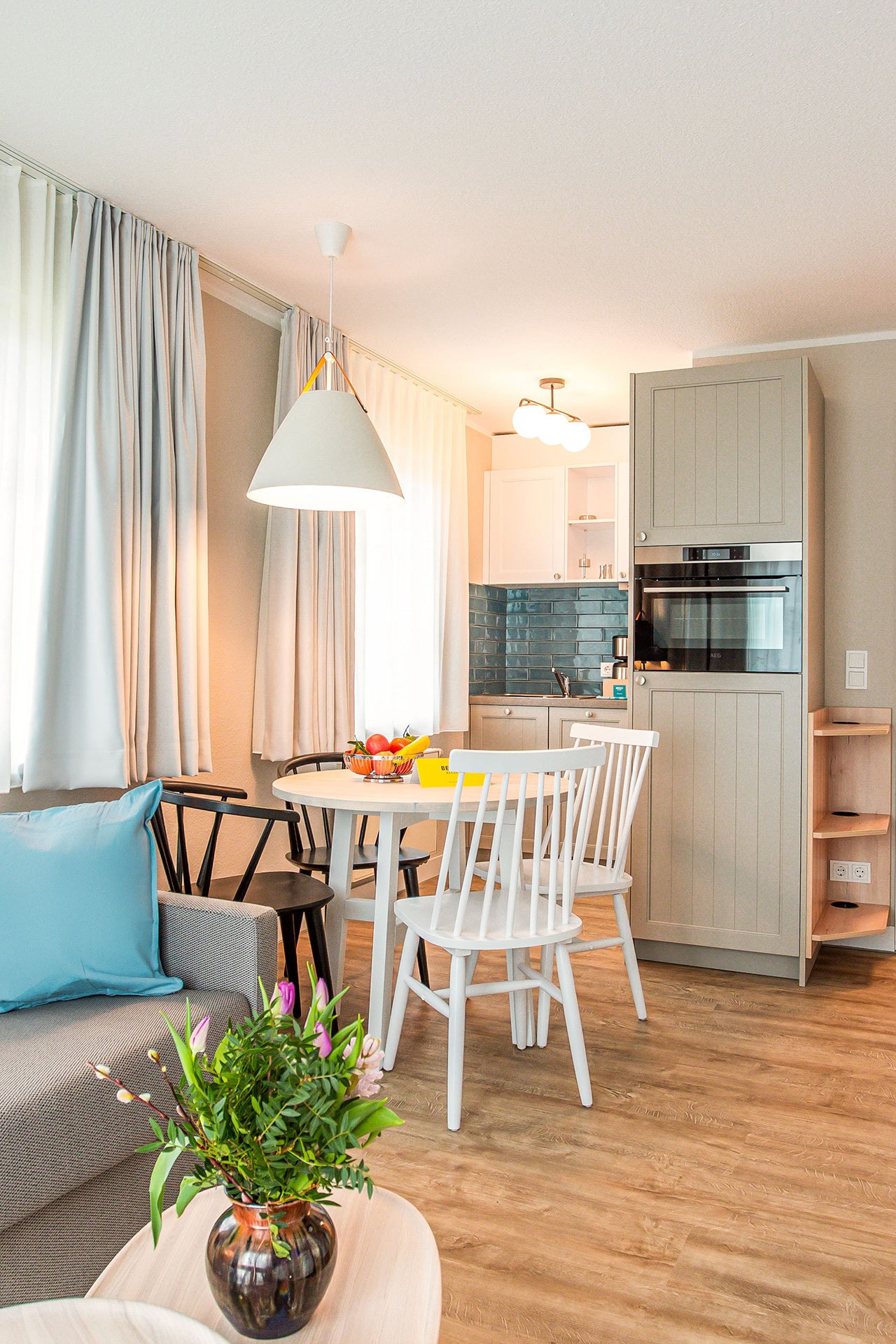 Wohnzimmer einer Ferienwohnung für Familien mit kleiner Küchenzeile