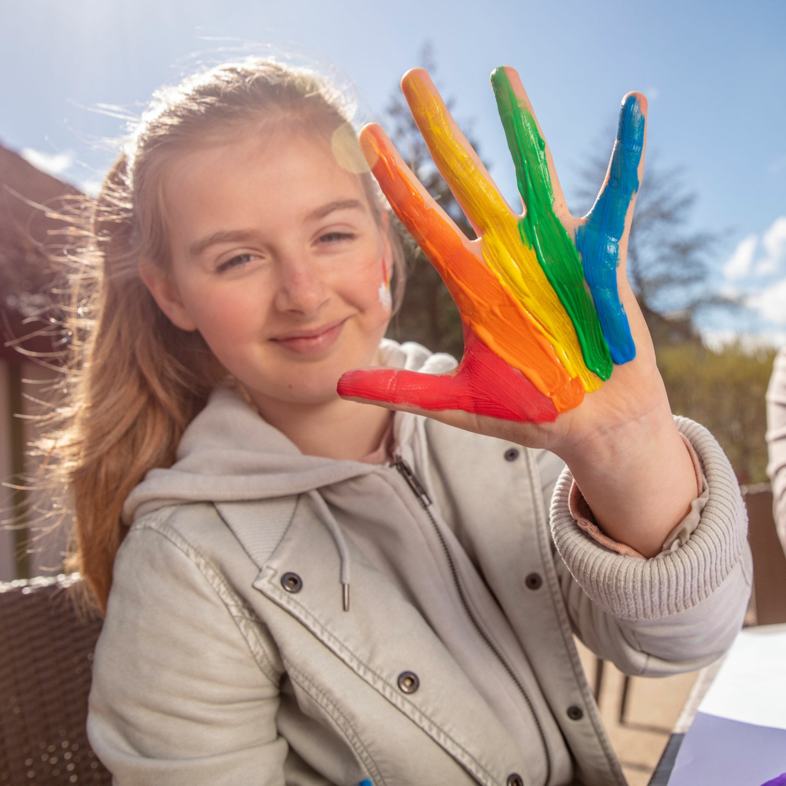 Mädchen mit Fingerfarben in bunten Farben