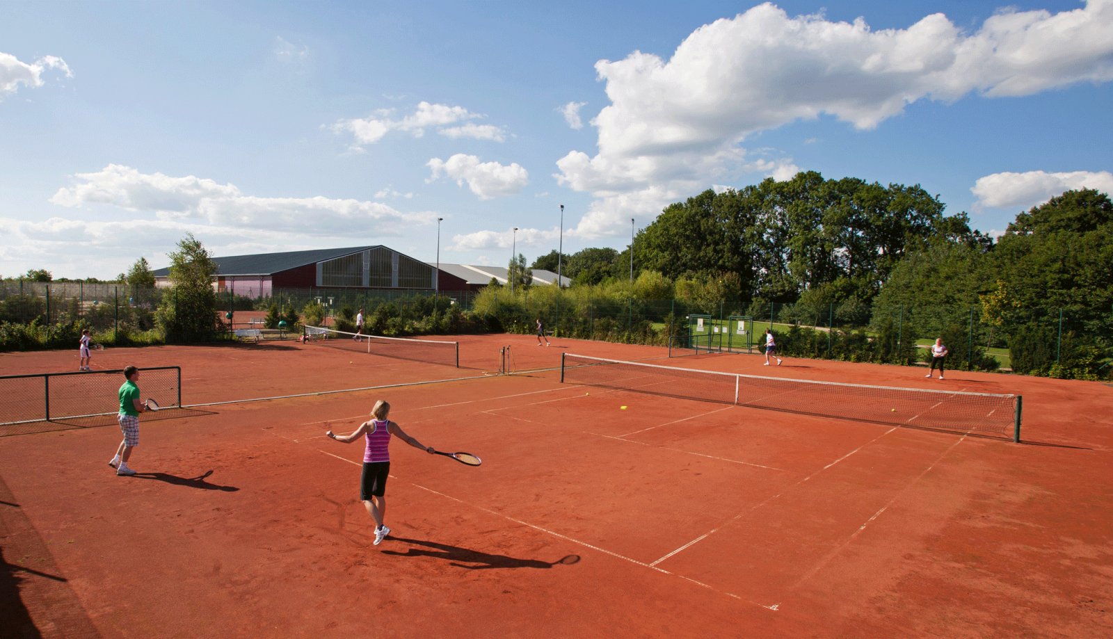 Tennisanlage am Fleesensee im Sommer